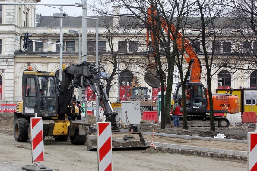 Wrocław: Remont pl. Orląt Lwowskich nareszcie przyspieszył (ZDJĘCIA)