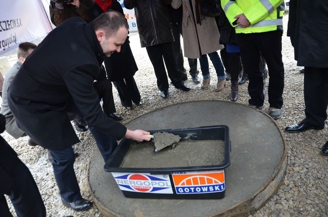 Marszałek województwa lubelskiego Krzysztof Hetman wmurowuje kamień węgielny pod budowę mostu w Kamieniu