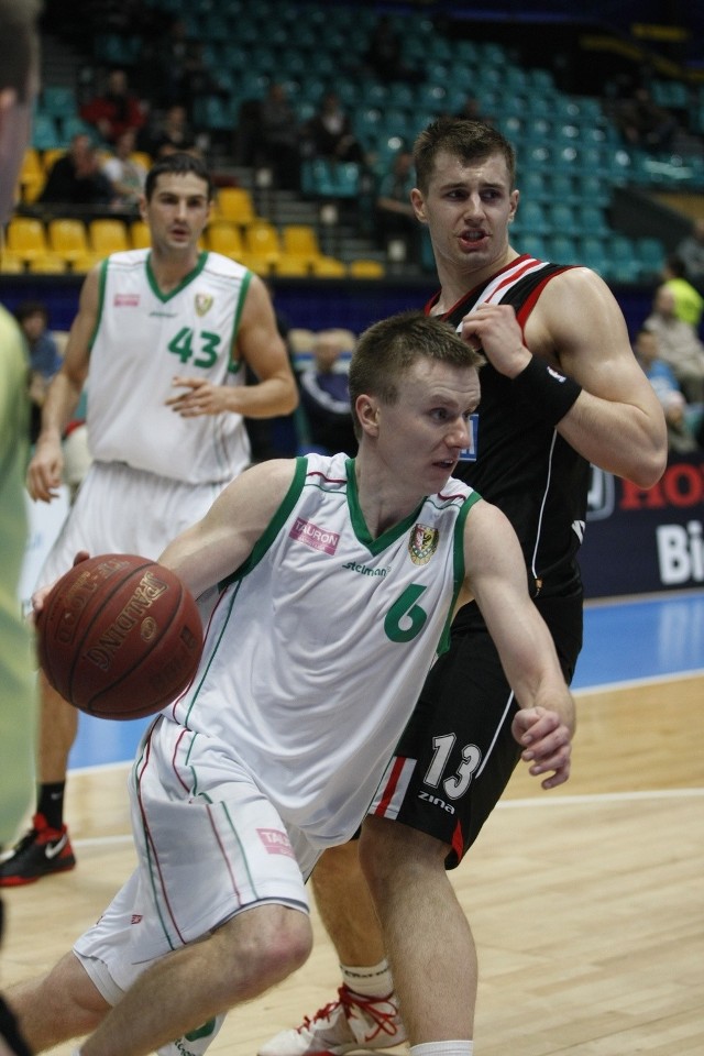 Krzysztof Sulima (w ciemnym stroju) zamienił Tauron Basket Ligę na jej zaplecze