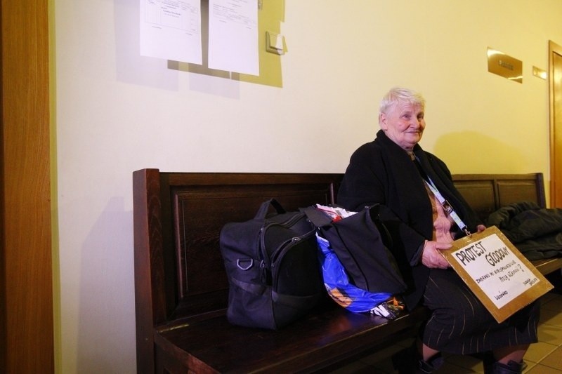 Poznań: Drugi dzień głodówki w sądzie 76-letniej Jadwigi Brygier  