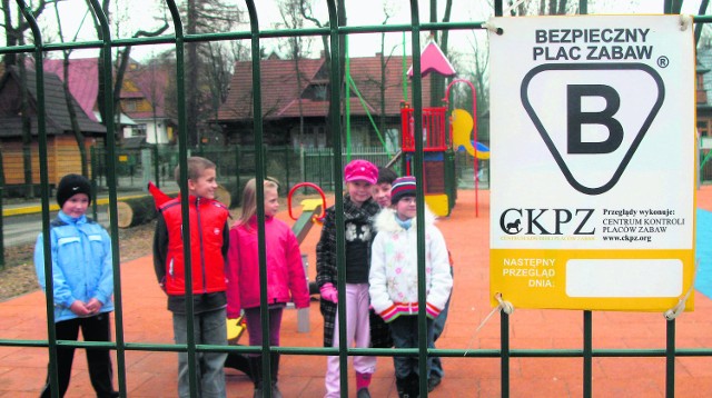 Uczniowie ze Szkoły Podstawowej nr 5 cieszą się, że mają najbezpieczniejszy plac zabaw w całym Zakopanem