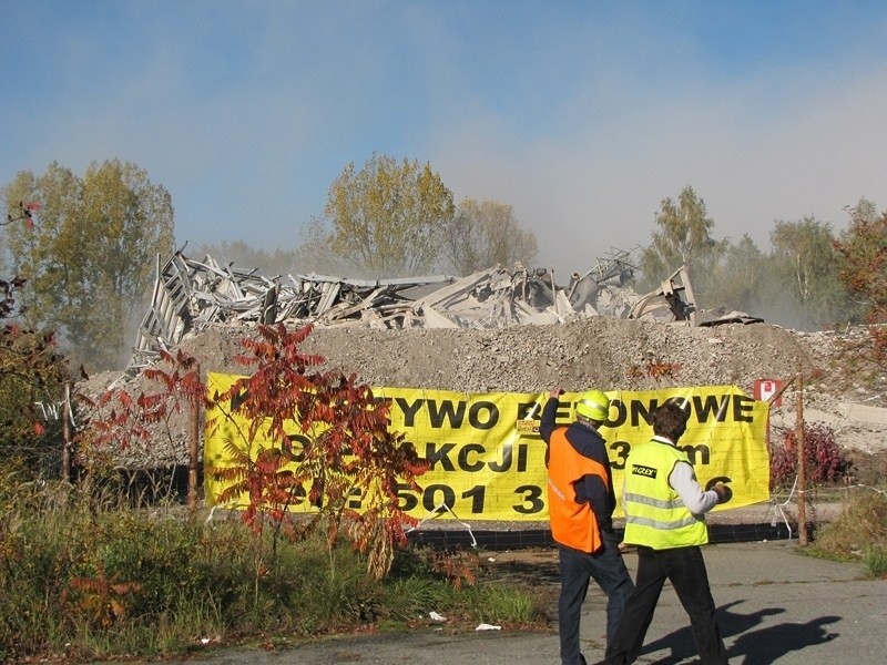 Jelcz-Laskowice: Wieżowiec legł w gruzach (ZOBACZ FILMY I ZDJĘCIA)