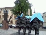 Skandal w Krakowie! Pomnik Piłsudskiego w skrzydłach modraszka