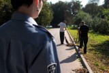 Więźniowie sprzątają teren nad Zalewem Zemborzyckim