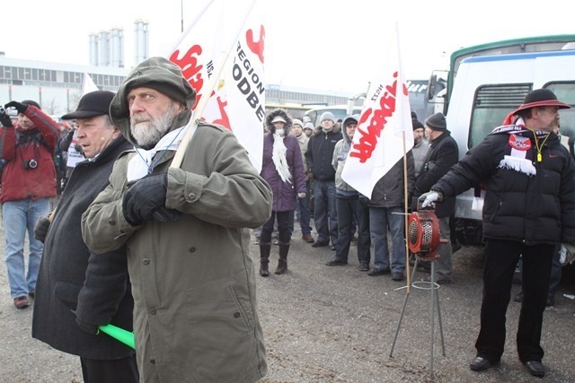 Pikieta Solidarności przed fabryką Fiat Auto Poland w...