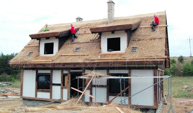 Układanie mazurskiej  trzciny na dachach  powierzono firmie z sąsiednich... Mazur