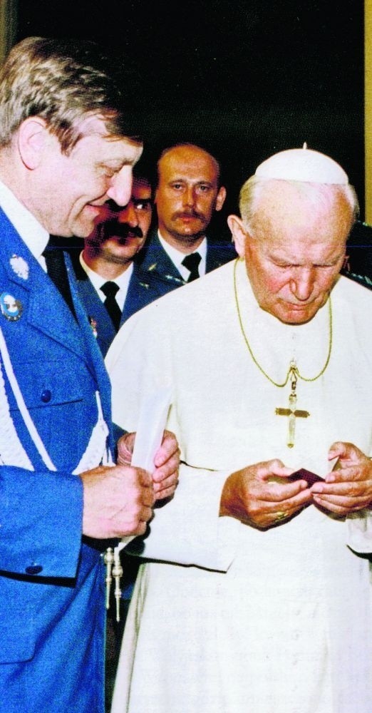 Kosmonauta podarował papieżowi miniaturowego "Pana Tadeusza"
