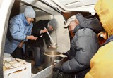 Łódź: bezdomny rzucał zupą. Szukała go rodzina