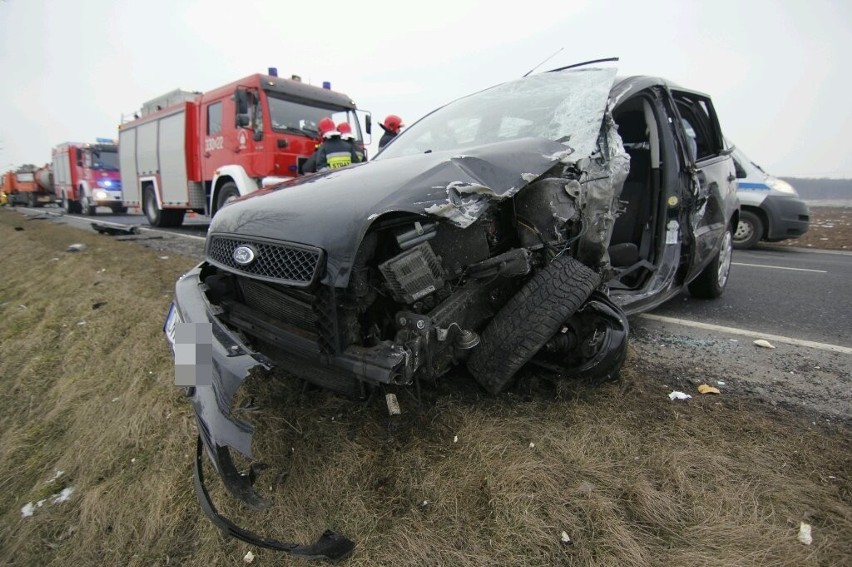 Droga Wrocław - Świdnica: Zderzenie ciężarówki z autem. Dwie osoby ranne (ZDJĘCIA)