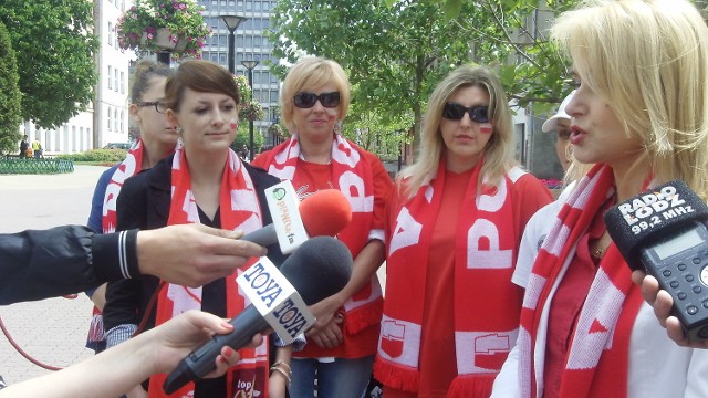 Żeńska drużyna Fiero gra w niedziele z drużyną polityków. mecz na stadionie Metalowca.