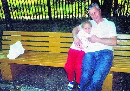 Kierowca z Białośliwia (na zdjęciu z córką) rodzinę widywał nie częściej niż co pół roku
