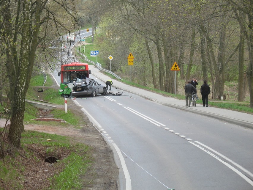 Śmiertelny wypadek w Dąbrowicy: Zderzenie auta z autobusem