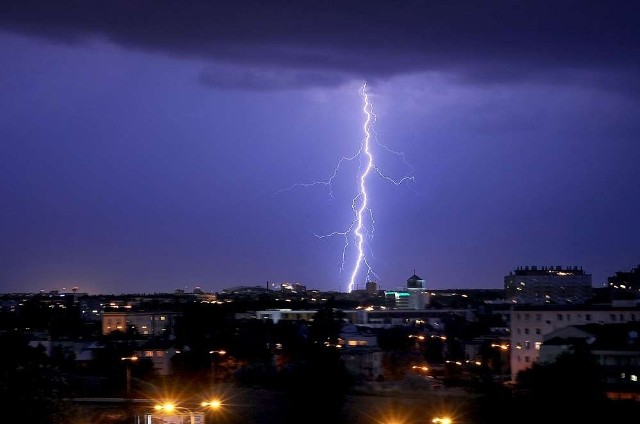 Gwałtowna burza, połączona z silnym wiatrem i obfitymi opadami deszczu, przeszła w piątek w nocy nad Poznaniem
