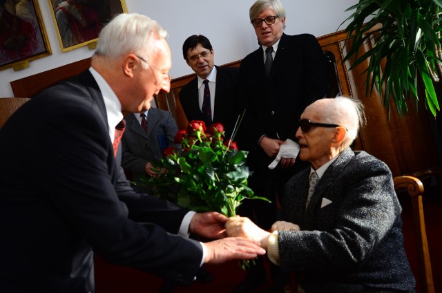 Rektor Uniwersytetu Medycznego profesor Jacek Wysocki wręczył Jubilatowi bukiet kwiatów