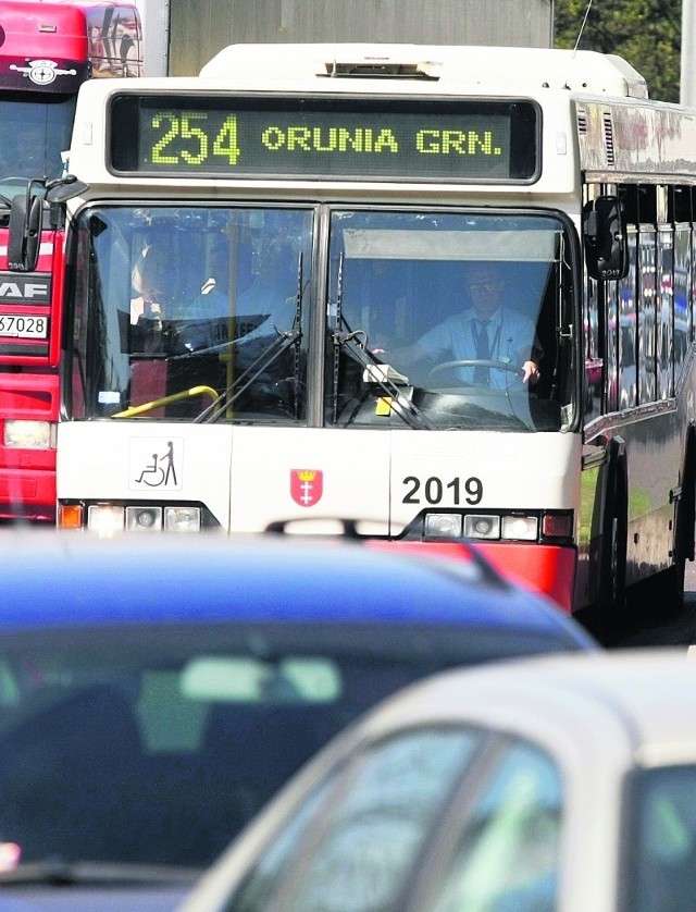 Pasażerowie autobusu tej linii codziennie stoją w korkach.