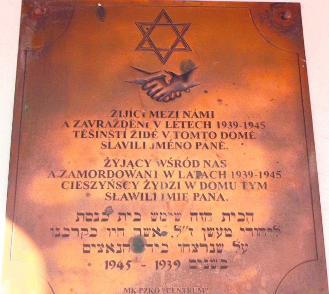 Taka tablica zniknęła z dawnej synagogi w Czeskim Cieszynie
