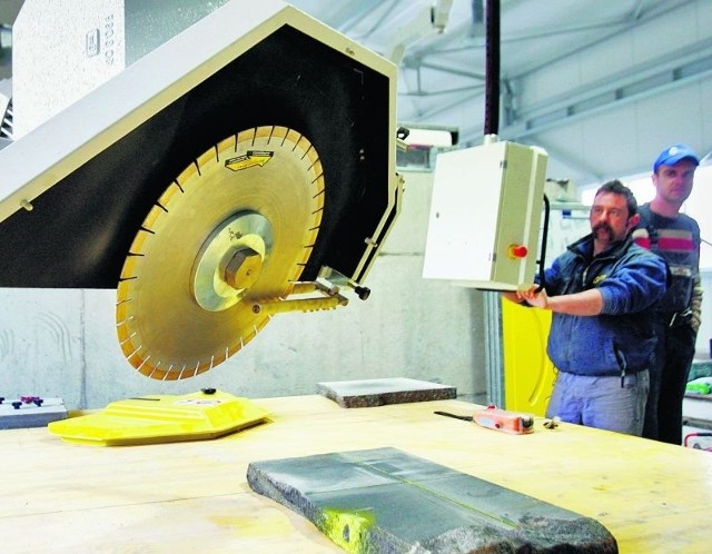 Paweł Bieniek sprowadził maszynę, która potrafi wyciąć z kamienia dowolny kształt