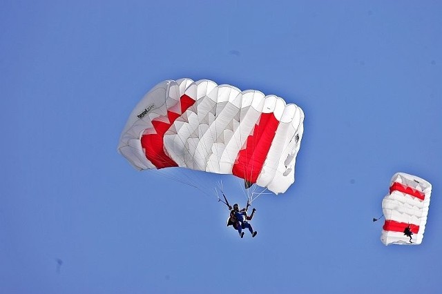 Jedną z dyscyplin obecnych na igrzyskach są skoki ze spadochronem