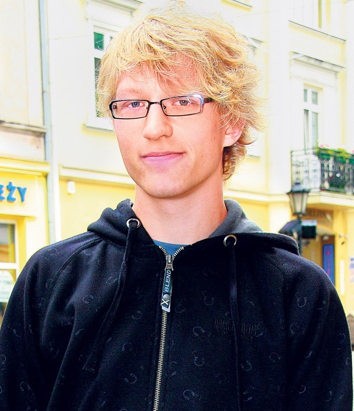 Piotr Dąbrowa ma 18 lat, jest uczniem VII LO w Łodzi....