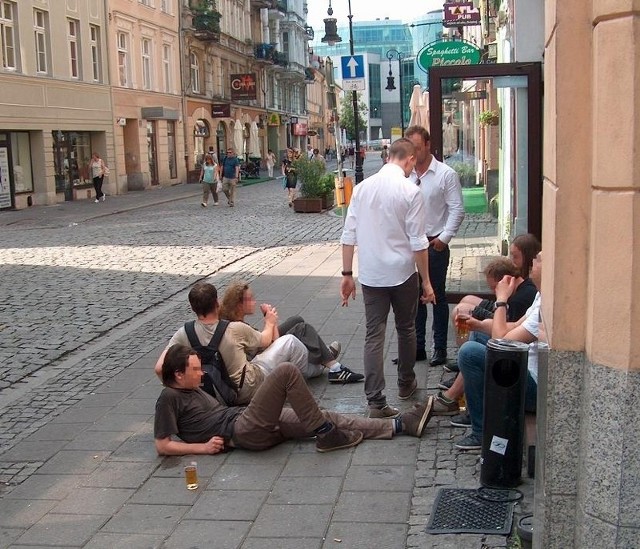 Przed "Pijalnią wódki i piwa" przy ulicy Wrocławskiej w Poznaniu doszło w sobotę do bulwersującego zdarzenia, które obserwował i sfotografował jeden z naszych czytelników