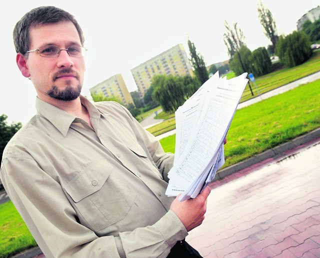 Konrad Szewczyk pokazuje petycję do władz miasta, pod którą podpisały się tysiące osób