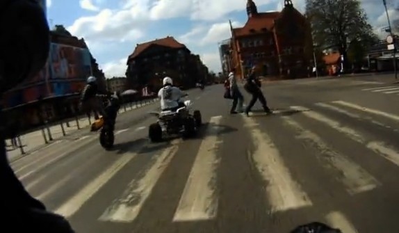 Szaleńczy wyścig motocykli i quadów w Katowicach [WIDEO]