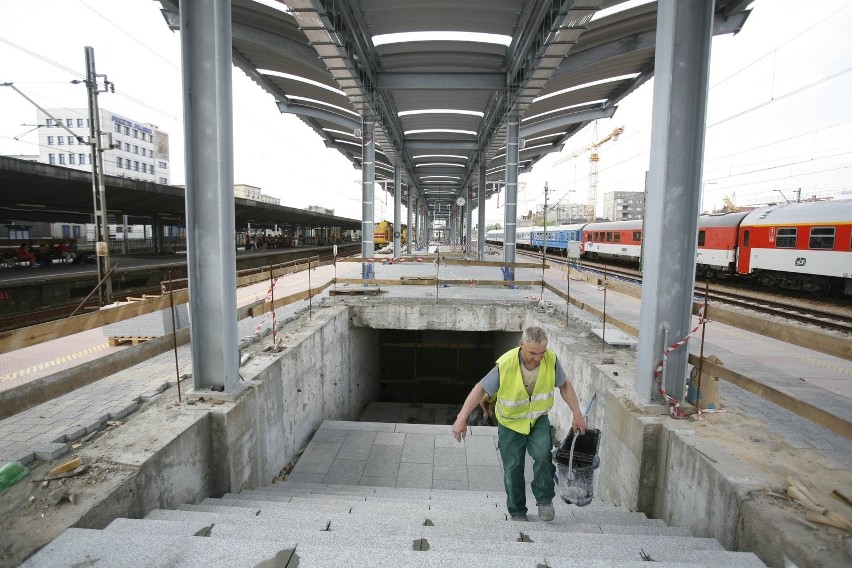 Katowice: Dach nad peronem drugim gotowy. Jest z blachy  falistej [ZDJĘCIA]