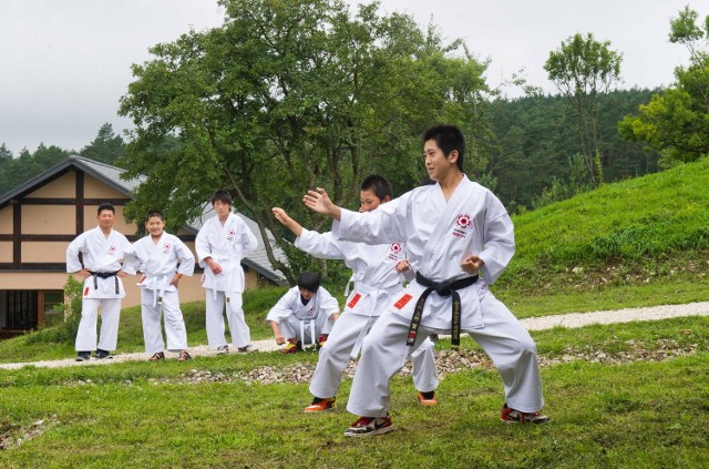 Trening karate ma pomóc zbudować w dzieciach poczucie pewności siebie