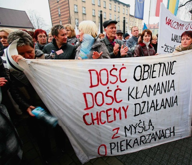 Manifestujących pracowników lecznicy wsparli związkowcy z Sierpnia 80