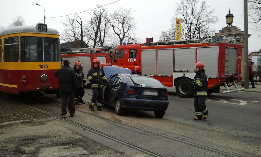 Wypadek w Zgierzu. Jedna osoba ranna w zderzeniu samochodu z tramwajem [ZDJĘCIA+FILM]