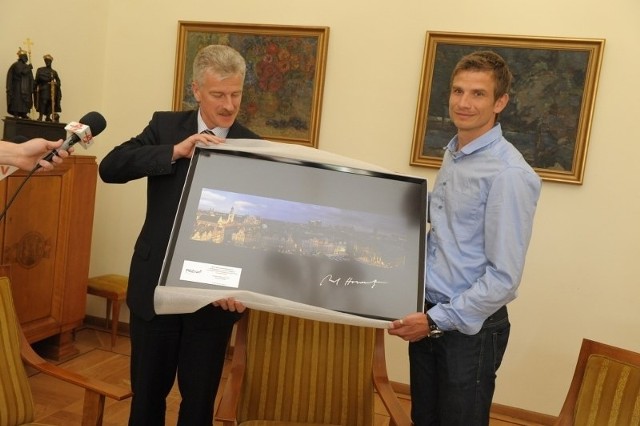 W podziękowaniu Bartosz Bosacki otrzymał od Ryszarda Grobelnego panoramę Poznania.