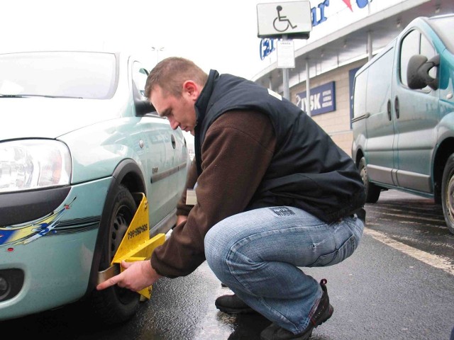 Szymon Sowula blokuje auto, które zajęło wczoraj miejsce dla inwalidów