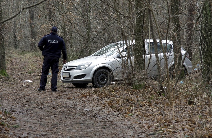 Patrol zauważył samochód marki opel, zaparkowany przy lesie...