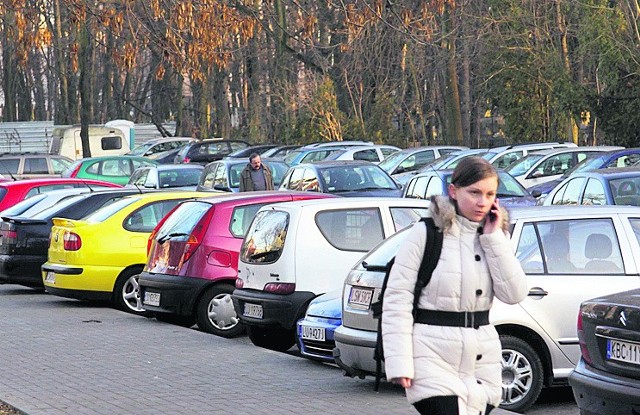 Parkin przy cmentarzu przy Lipowej mieści około 60 samochodów