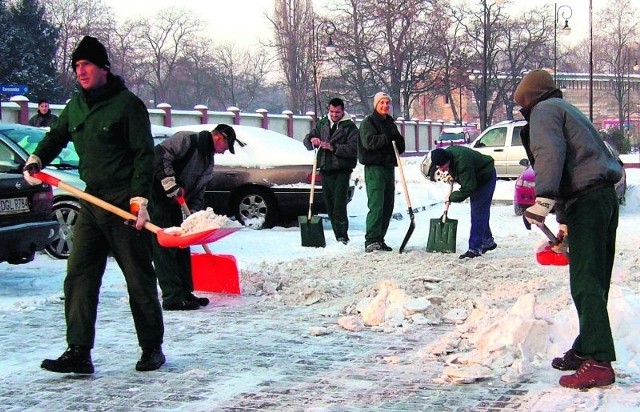 Więźniowie z głogowskiego Zakładu Karnego pomagają uporać się miastu ze skutkami zimy