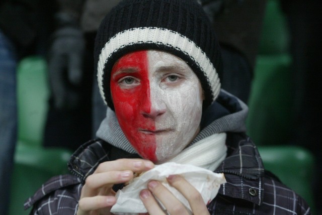 Na zarobek mogą liczyć  "malarze" upiększający twarze kibiców barwami narodowymi. Podczas meczów ligowych Śląska taka usługa kosztuje 5 zł. 