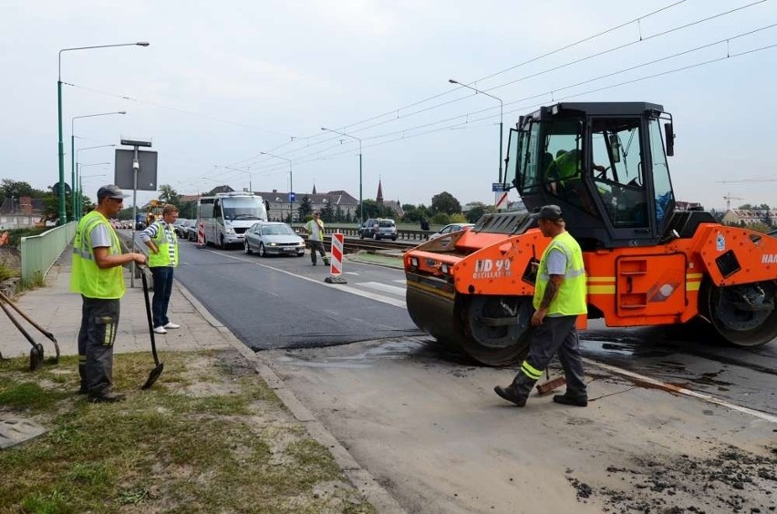 W środę drogowcy układali nową nawierzchnię na moście...