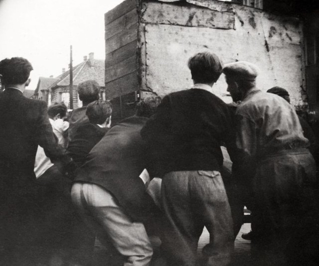 Większość uczestników Poznańskiego Czerwca była bezbronna, mogła tylko kryć się przed ostrzałem.