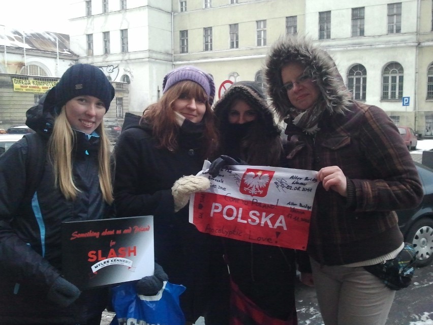 Slash w Katowicach: Fani z całej Polski czekają pod hotelem Monopol [ZDJĘCIA]