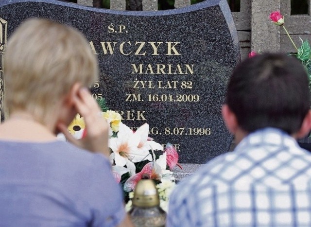 Grobowiec na myszkowskim cmentarzu stał się obiektem zainteresowania osób postronnych
