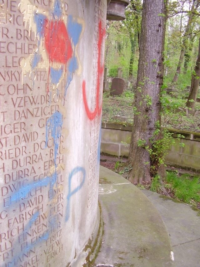 Wrocław: Swastyka na pomnikach Cmentarza Żydowskiego (ZDJĘCIA)