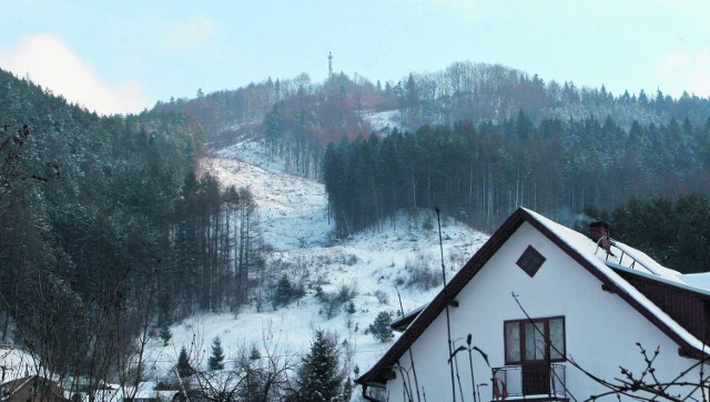 Na górze Kicarz (704 m n.p.m.) wycięto już część lasu pod 1,2-kilometrową trasę narciarską i kolejkę krzesełkową