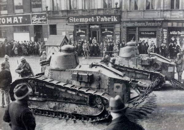 Francuskie czołgi przed teatrem miejskim w Katowicach