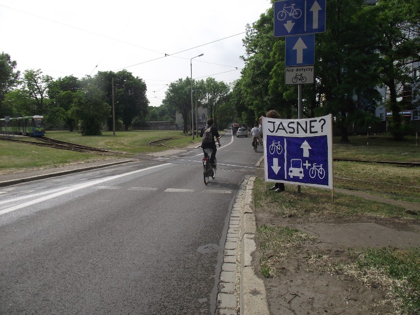 Wrocław: Rowerzyści uczą kierowców jak jeździć (FILMY I ZDJĘCIA)