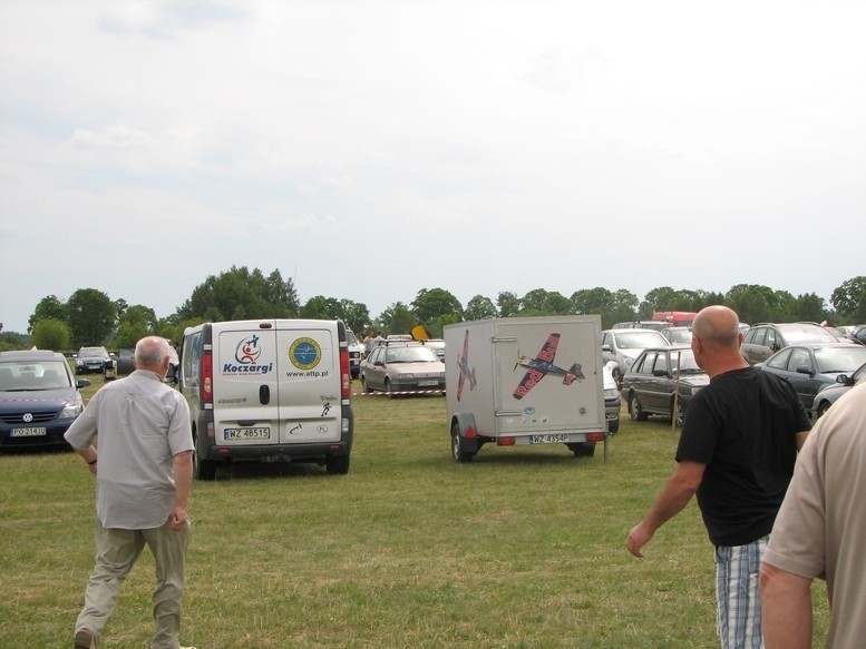 Piper Cub uderzył w zaparkowane samochody