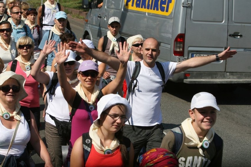 Cztery tysiące pielgrzymów z Rybnika jest już w drodze na Jasną Górę [ZDJĘCIA]