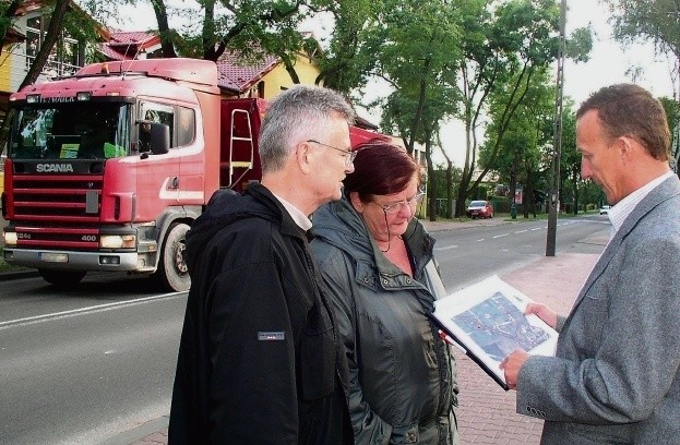 Janusz Kobyliński, Danuta Głąb i Marek Kępa przyznają, że ściany domów pękają od tirów