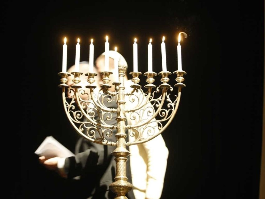 Wrocław: Żydzi zapalili świecę w Chanukę, żydowskie święto światła (ZDJĘCIA)