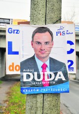 Wybory 2010 w Krakowie: wojna na plakaty w Krakowie. Duda zalepił PO