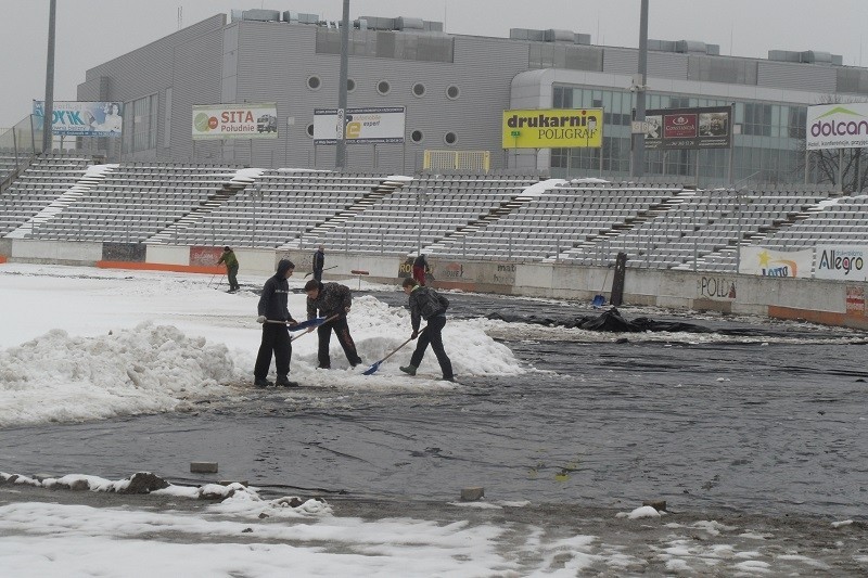 Odśnieżanie stadionu żużlowego Włókniarza Częstochowa